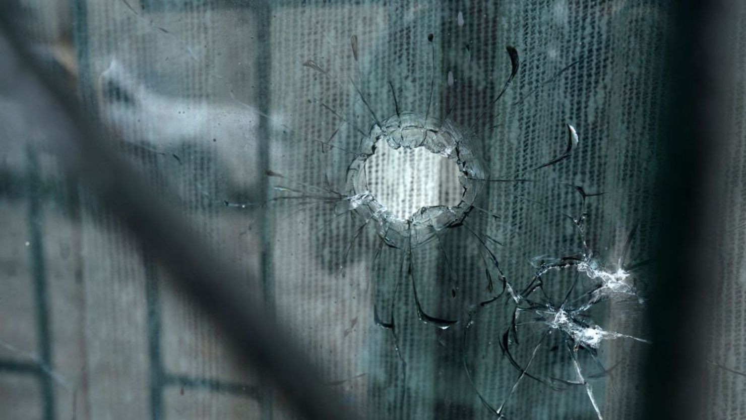 Un agujero de bala en una casa donde cuatro niños fueron asesinados en Guayaquil, Ecuador.