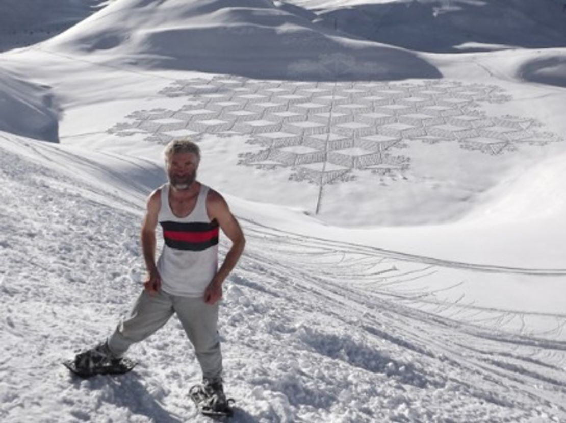 Simon Beck con uno de sus dibujos en la nieve. Cortesía de S-Editions.