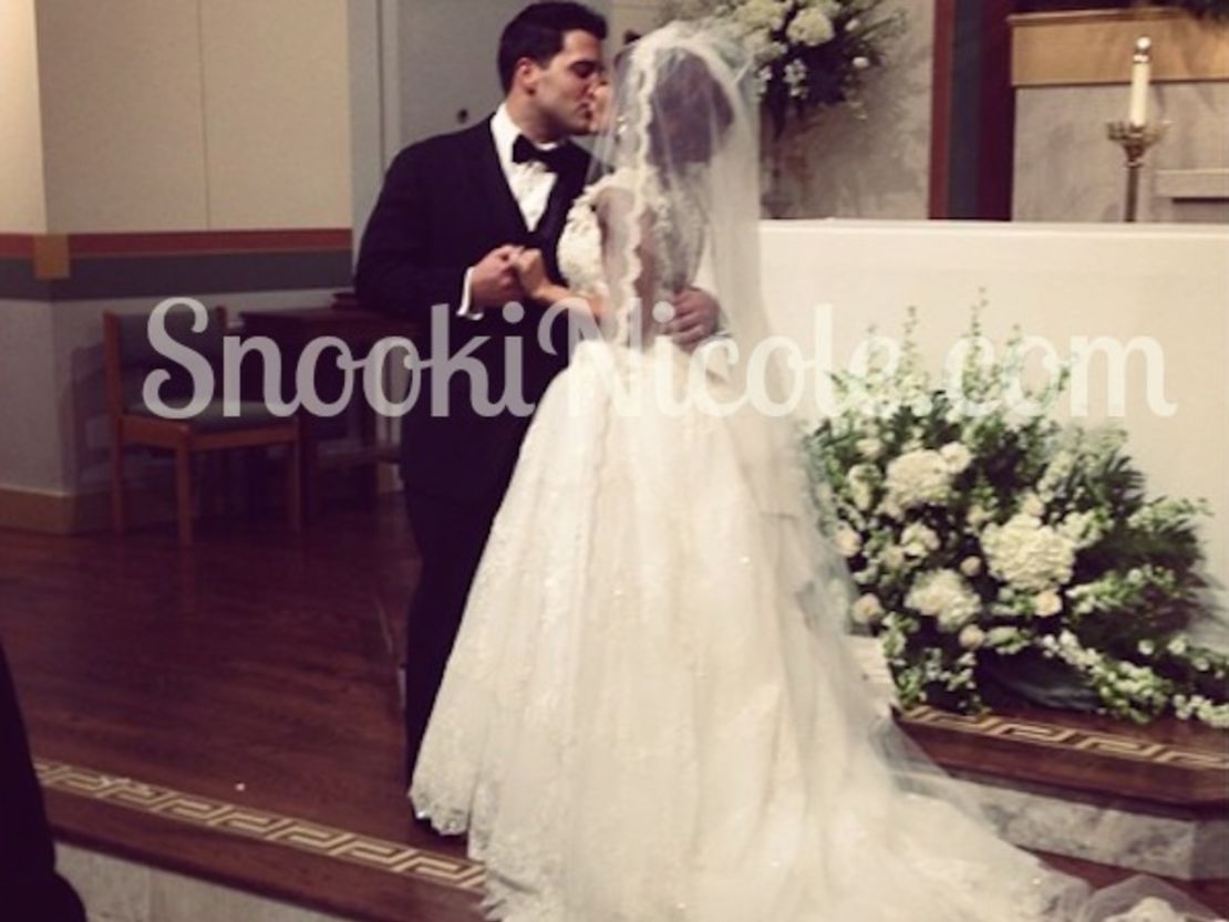 CNNE 152196 - image (1) nicole-snooki-polizzi-jionni-lavalle-first-kiss-at-wedding-alter-jpg for post 140342