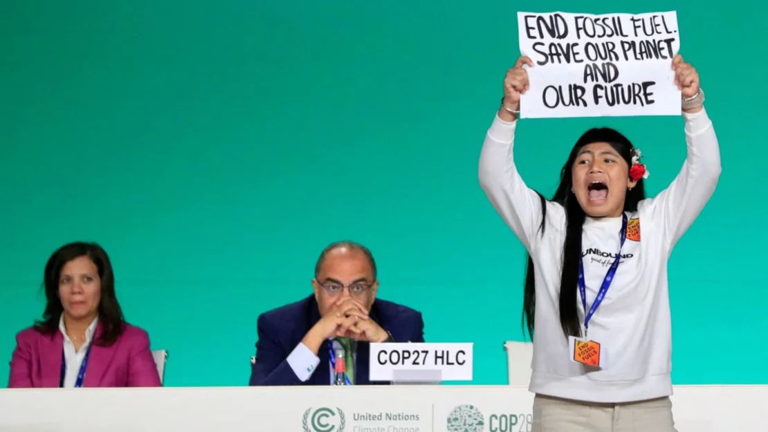 Licypriya Kangujam, una activista climática indígena de la India, sostiene un cartel de protesta durante las conversaciones del 11 de diciembre de 2023 de la COP28.