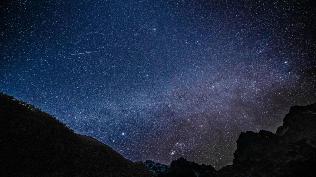 Se ve un meteoro de la Gemínidas cruzando el cielo en la montaña nevada de Yulong, en el suroeste de China, en 2021. Este año, las Gemínidas alcanzarán su punto máximo este jueves.