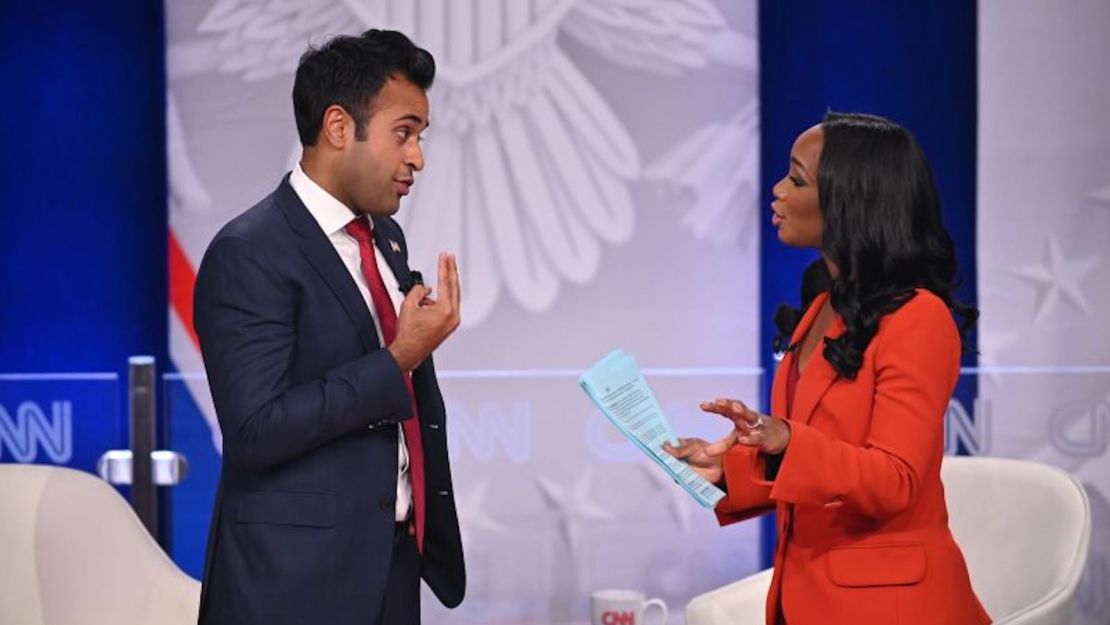 Ramaswamy y Phillip hablan durante el foro de CNN en Des Moines, Iowa, el 13 de diciembre de 2023.