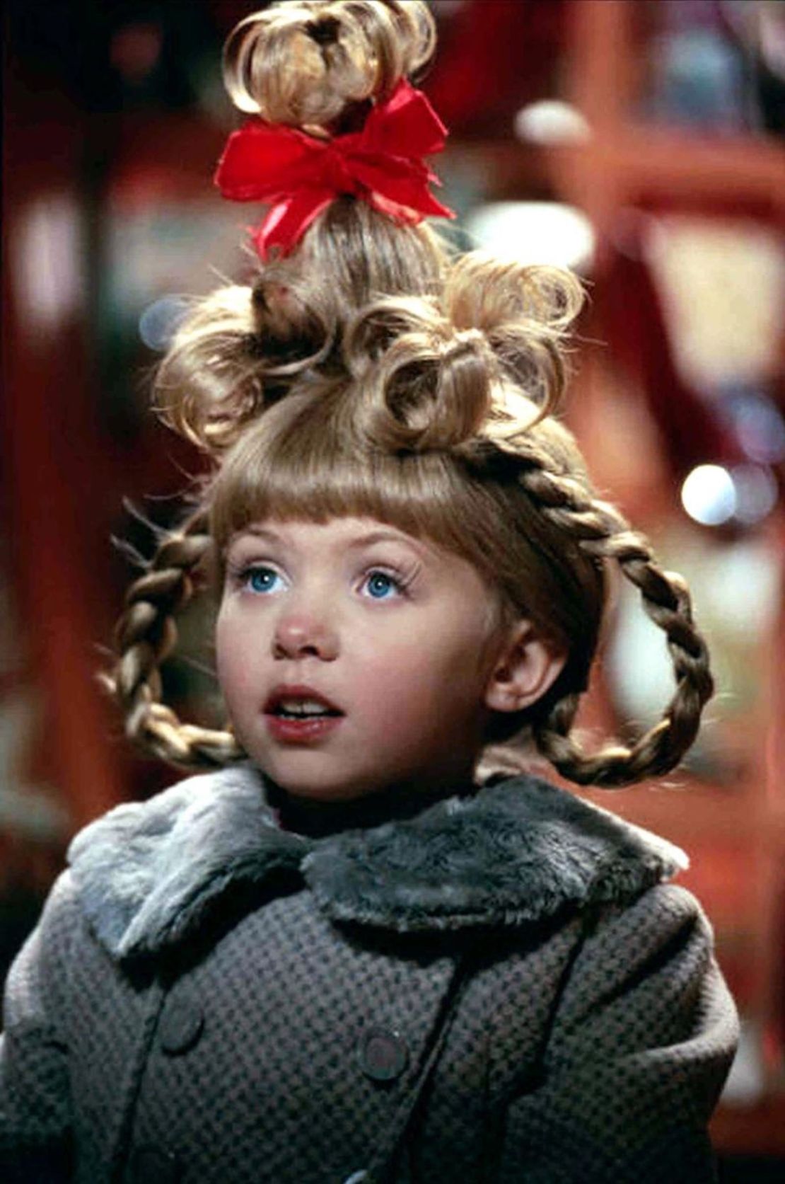 Rizos, trenzas y una cola de caballo que llevó el "recogido" a nuevas alturas, literalmente: este peinado para el personaje de Taylor Momsen, Cindy Lou, que lo tenía todo.