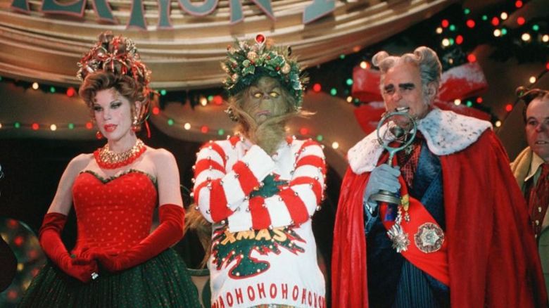 A lo largo de los años transcurridos desde su estreno original en el año 2000, la película navideña familiar El Grinch ha encontrado una nueva audiencia de fanáticos en línea, particularmente entre los amantes de la moda.