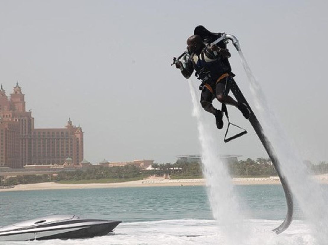 CNNE 152330 - image (3) 140918120455-jetlev-flyer-2-entertain-feature-jpg for post 134011