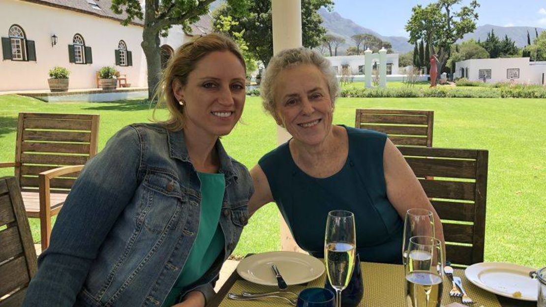 Carolyn Bester (izquierda) y su madre Sarah Depoian (derecha).