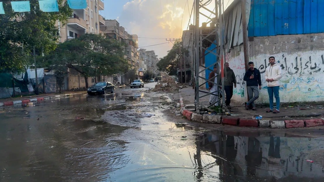 Los residentes de Gaza deambulan por sus calles en ruinas llenas de escombros, agua estancada y basura.