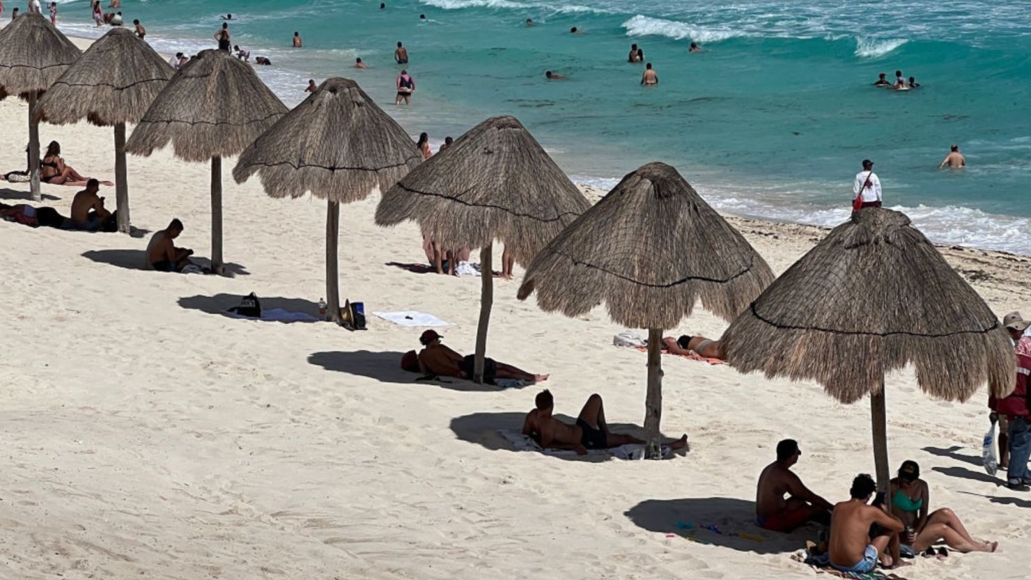 La gente disfruta de un día en Playa Delfines en la zona hotelera de Cancún, Quintana Roo, México, el 8 de noviembre de 2022.
