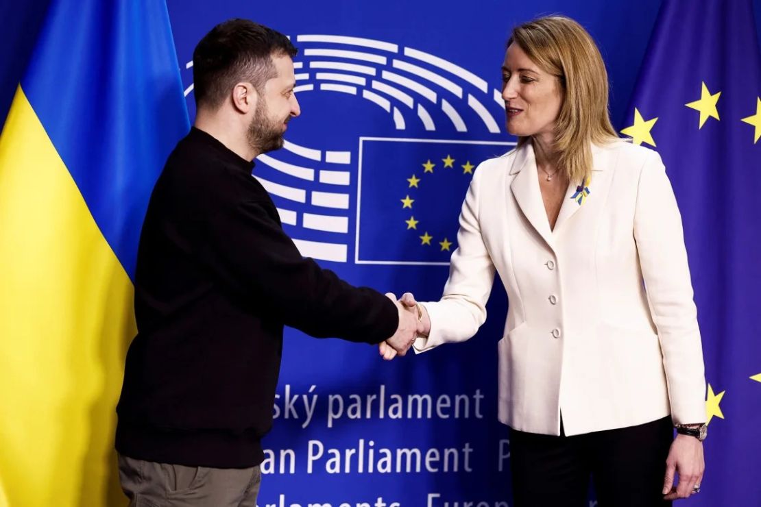 El presidente de Ucrania, Volodymyr Zelensky, estrecha la mano de la presidenta del Parlamento Europeo, Roberta Metsola, a su llegada a una cumbre en el Parlamento de la UE en Bruselas, el 9 de febrero de 2023.