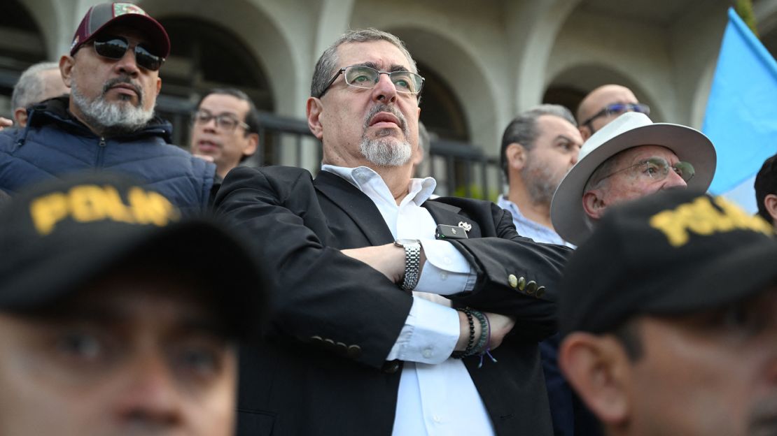 El presidente electo de Guatemala, Bernardo Arévalo, participa en la "Marcha por la Democracia" para exigir la renuncia de la fiscal general Consuelo Porras y del fiscal Rafael Curruchiche. Crédito: JOHAN ORDONEZ/AFP vía Getty Images