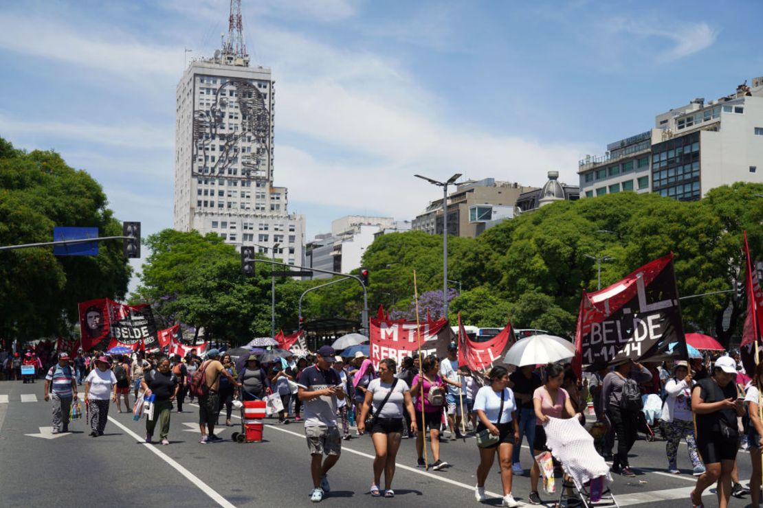 Trabajadores argentinos y movimientos sociales en una protesta el 28 de noviembre de 2023.