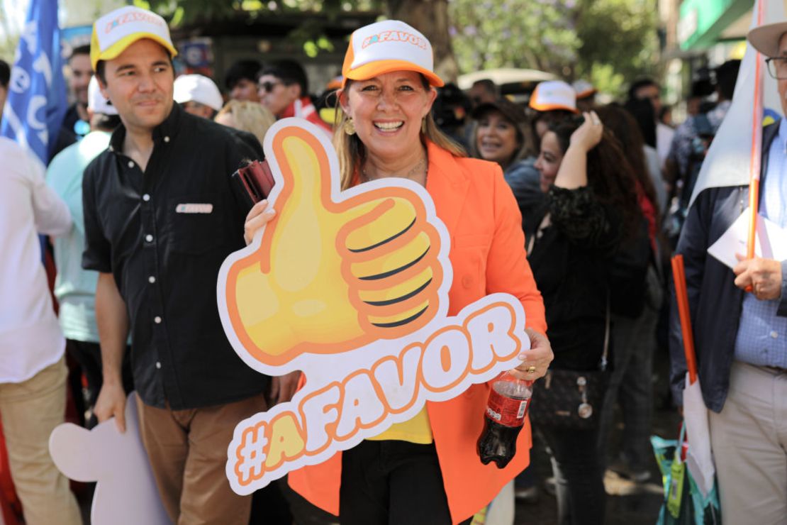 Una mujer con el cartel de "a favor" en el plebiscito constitucional de este domingo, se manifiesta en Santiago, Chile, el 14 de diciembre de 2023.