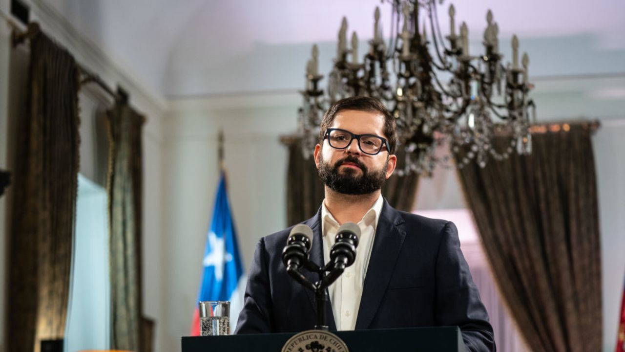 El presidente de Chile, Gabriel Boric, da un discurso tras la derrota del primer plebiscito constitucional, el 4 de septiembre de 2022.