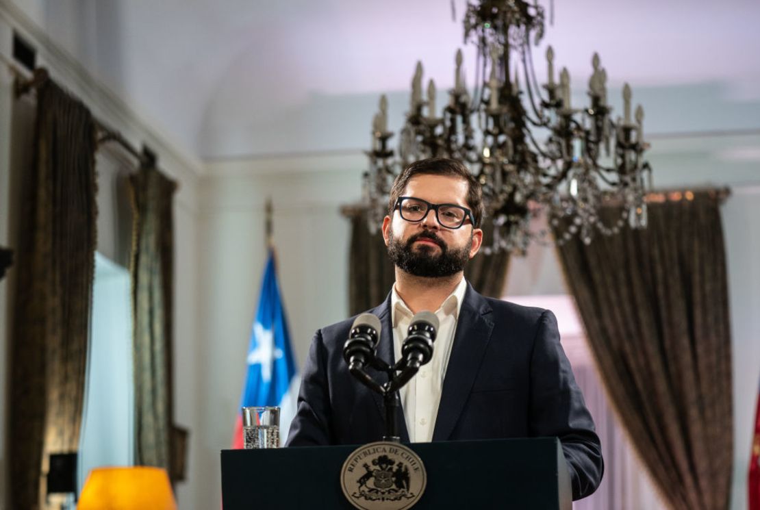 El presidente de Chile, Gabriel Boric, da un discurso tras la derrota del primer plebiscito constitucional, el 4 de septiembre de 2022.