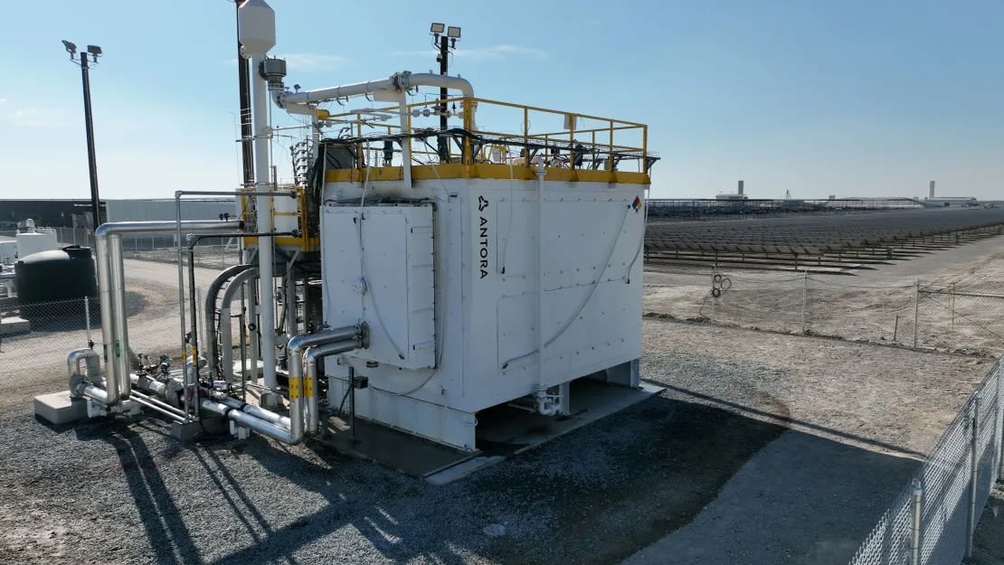 La caja que contiene los bloques de carbono sobrecalentados, que, según Ponec, estaban más calientes que el punto de fusión del acero.