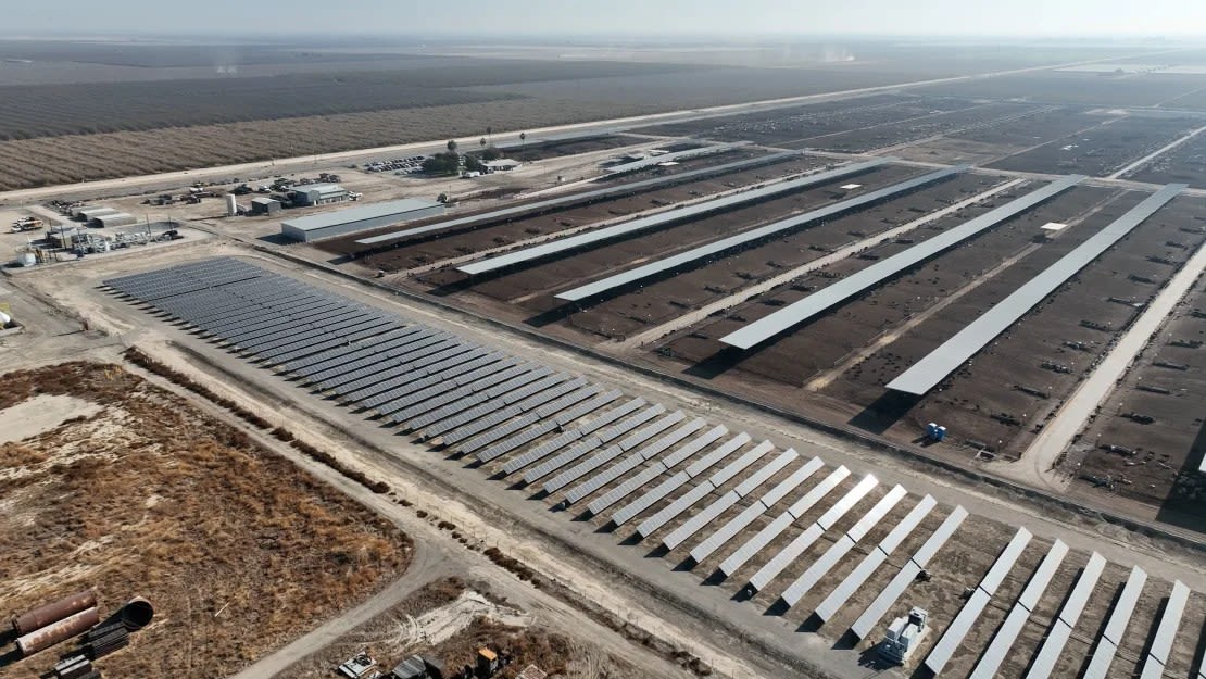 Las rocas se calientan con miles de paneles fotovoltaicos que rodean el prototipo Antora Energy, al oeste de Fresno.