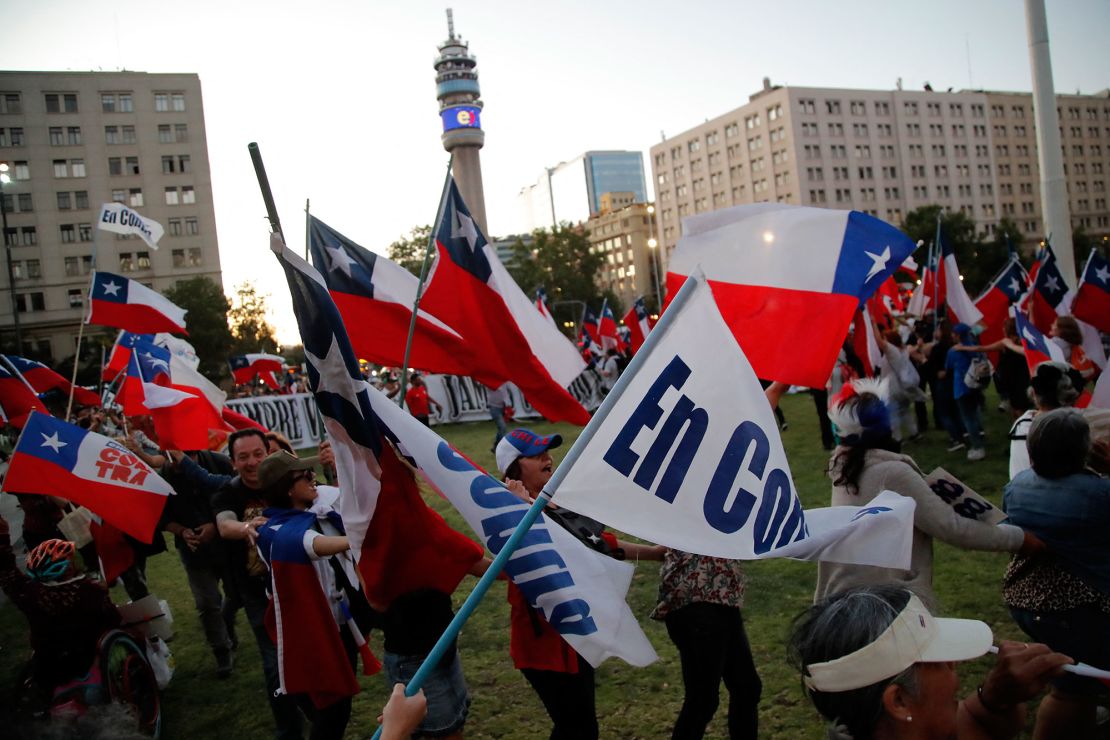 Los partidarios de "En Contra" celebran los resultados del referéndum sobre la nueva propuesta de constitución de Chile en Santiago el 17 de diciembre de 2023. Crédito: JAVIER TORRES/AFP vía Getty Images