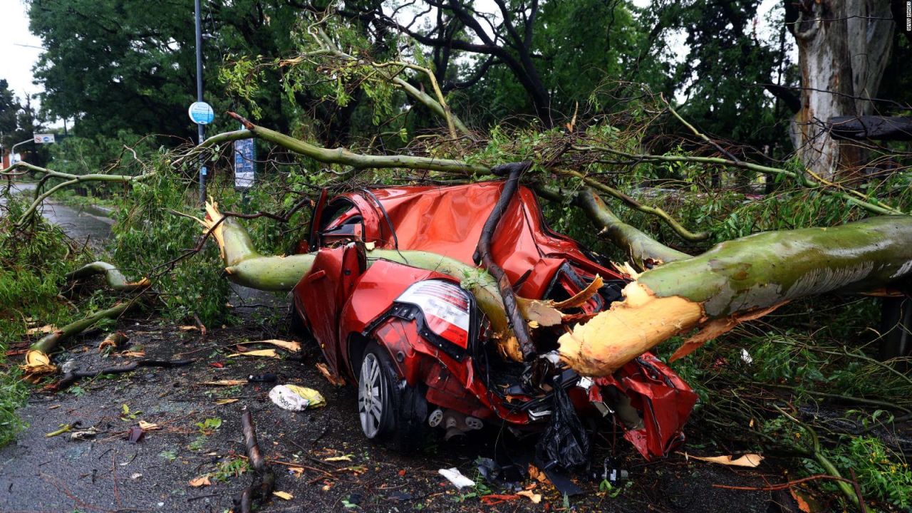 CNNE 1527442 - buenos aires es castigada por rafagas de viento de 130 km-h