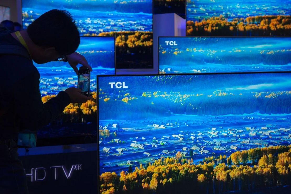 Un hombre fotografía televisores TCL 4K UHD durante el Consumer Electronic Show (CES) 2017 en el Centro de Convenciones de Las Vegas en Las Vegas, Nevada, el 5 de enero de 2017.David McNew/AFP/Getty Images