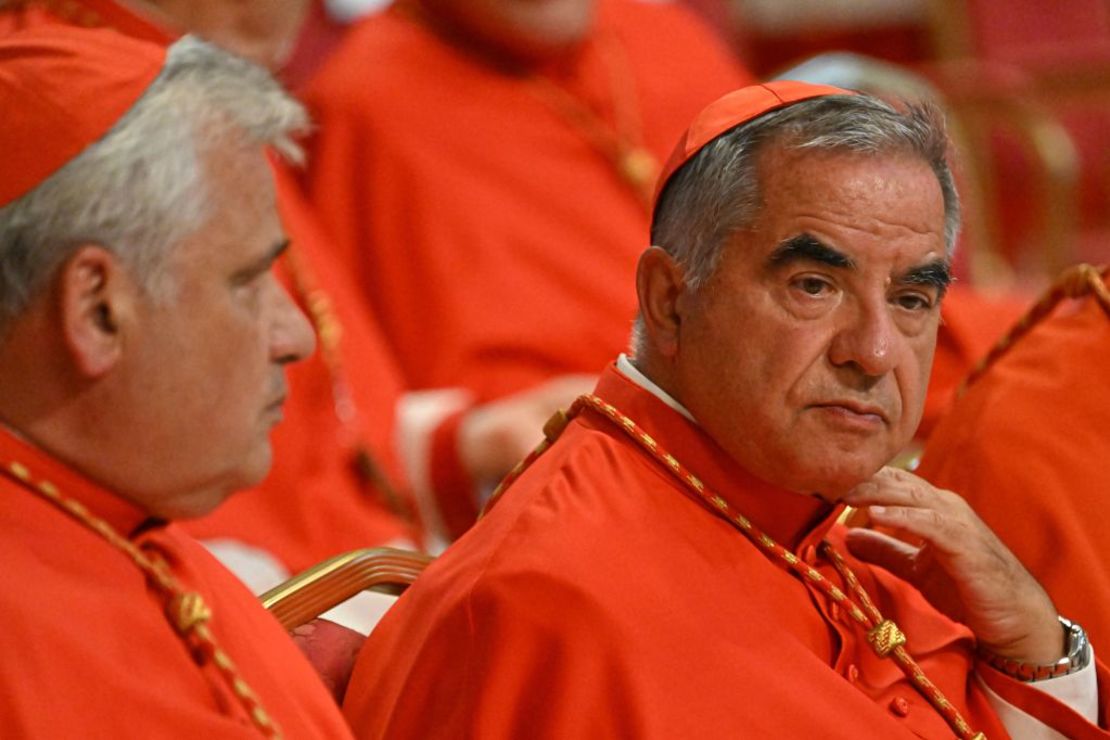 El cardenal italiano Giovanni Angelo Becciu (derecha) fotografiado en el Vaticano el 27 de agosto de 2022.