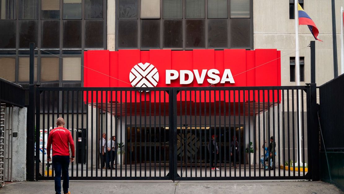 Vista de la entrada de la sede de Petróleos de Venezuela (PDVSA) en Caracas, tomada el 13 de septiembre de 2023. Crédito: MIGUEL ZAMBRANO/AFP vía Getty Images