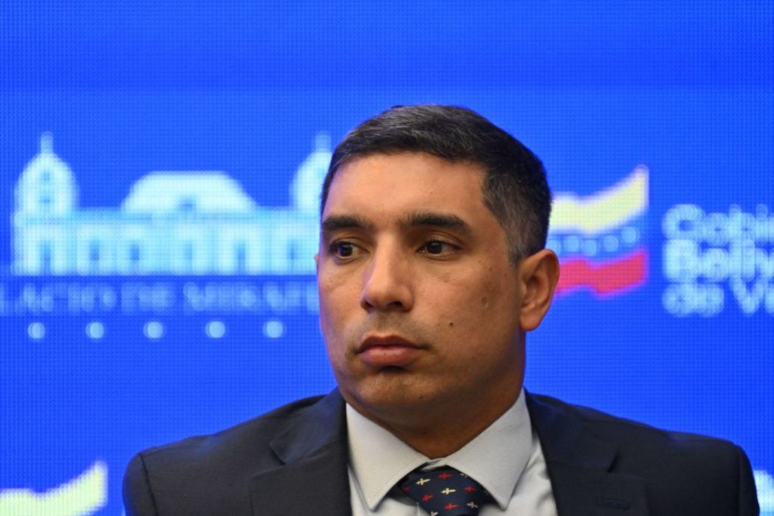 El ministro de Petróleo de Venezuela y presidente de la petrolera estatal venezolana PDVSA, Pedro Rafael Tellechea, escucha durante una conferencia de prensa en el Palacio Presidencial de Miraflores en Caracas el 3 de mayo de 2023. Crédito: FEDERICO PARRA/AFP vía Getty Images