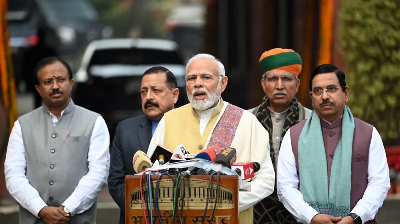 El primer ministro de la India, Narendra Modi, habla en la apertura de la sesión presupuestaria del Parlamento en Nueva Delhi el 31 de enero. El inmenso país celebrará elecciones durante varias semanas en abril y mayo. Crédito: Sajjad Hussain/AFP/Getty Images