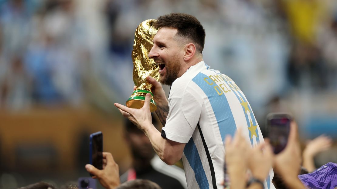 Lionel Messi de Argentina celebra con el trofeo del ganador de la Copa Mundial de la FIFA Qatar 2022 después de la victoria del equipo durante el partido final de la Copa Mundial entre Argentina y Francia en el Estadio Lusail el 18 de diciembre de 2022 en la ciudad de Lusail, Qatar. Crédito: Lars Baron/Getty Images