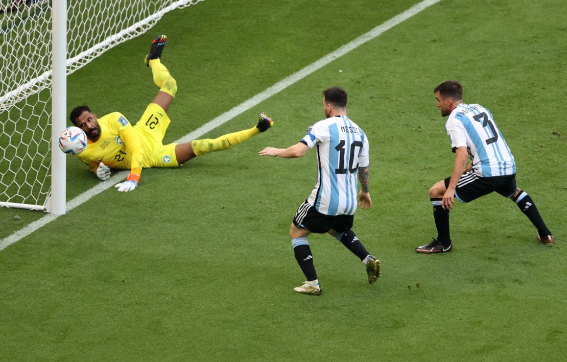 Mohammed Al-Owais de Arabia Saudita hace una atajada durante el partido del Grupo C de la Copa Mundial de la FIFA Qatar 2022 entre Argentina y Arabia Saudita en el estadio de Lusail el 22 de noviembre de 2022 Crédito: Julian Finney/Getty Images