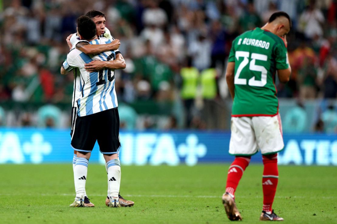 Lionel Messi de Argentina celebra el resultado final con Nahuel Molina después del partido del Grupo C de la Copa Mundial de la FIFA Qatar 2022 entre Argentina y México en el estadio de Lusail el 26 de noviembre de 2022. Crédito: Dean Mouhtaropoulos/Getty Images