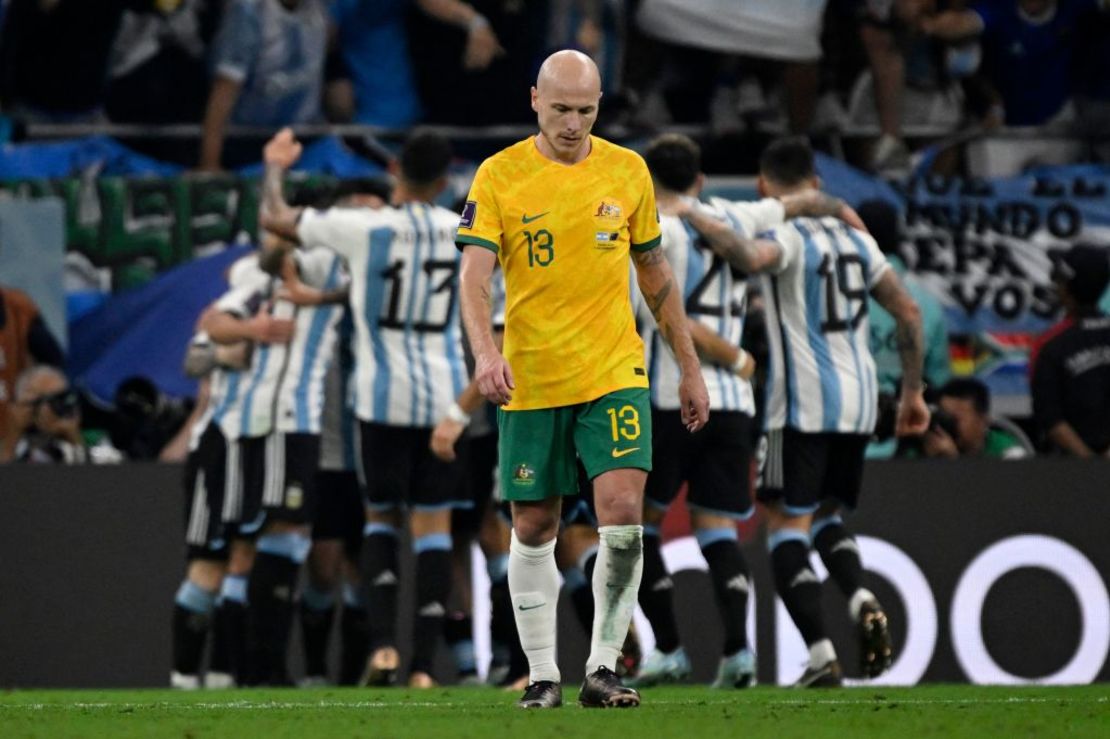 El mediocampista australiano Aaron Mooy reacciona después del segundo gol de Argentina durante el partido de fútbol de octavos de final de la Copa Mundial Qatar 2022 entre Argentina y Australia en el estadio Ahmad Bin Ali en Al-Rayyan, al oeste de Doha, el 3 de diciembre de 2022. Crédito: ALFREDO ESTRELLA/AFP vía Getty Images