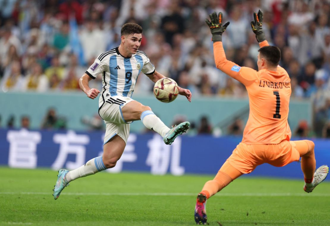 Julián Álvarez de Argentina enfrnte a Dominik Livakovic de Croacia durante el partido de semifinales entre Argentina y Croacia en el estadio de Lusail el 13 de diciembre de 2022. Crédito: Richard Heathcote/Getty Images