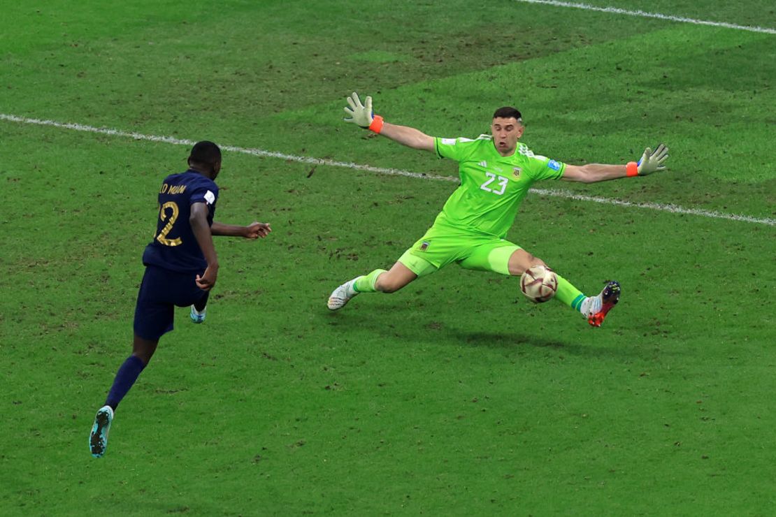 Emiliano Martínez de Argentina desvía un tiro de Randal Kolo Muani de Francia durante el partido final de la Copa Mundial de la FIFA Qatar 2022 entre Argentina y Francia en el estadio de Lusail el 18 de diciembre de 2022 en la ciudad de Lusail, Qatar. Crédito: Buda Mendes/Getty Images