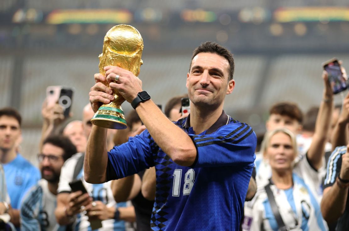 Lionel Scaloni, entrenador de Argentina, celebra con la Copa del Mundo. Crédito: Julian Finney/Getty Images