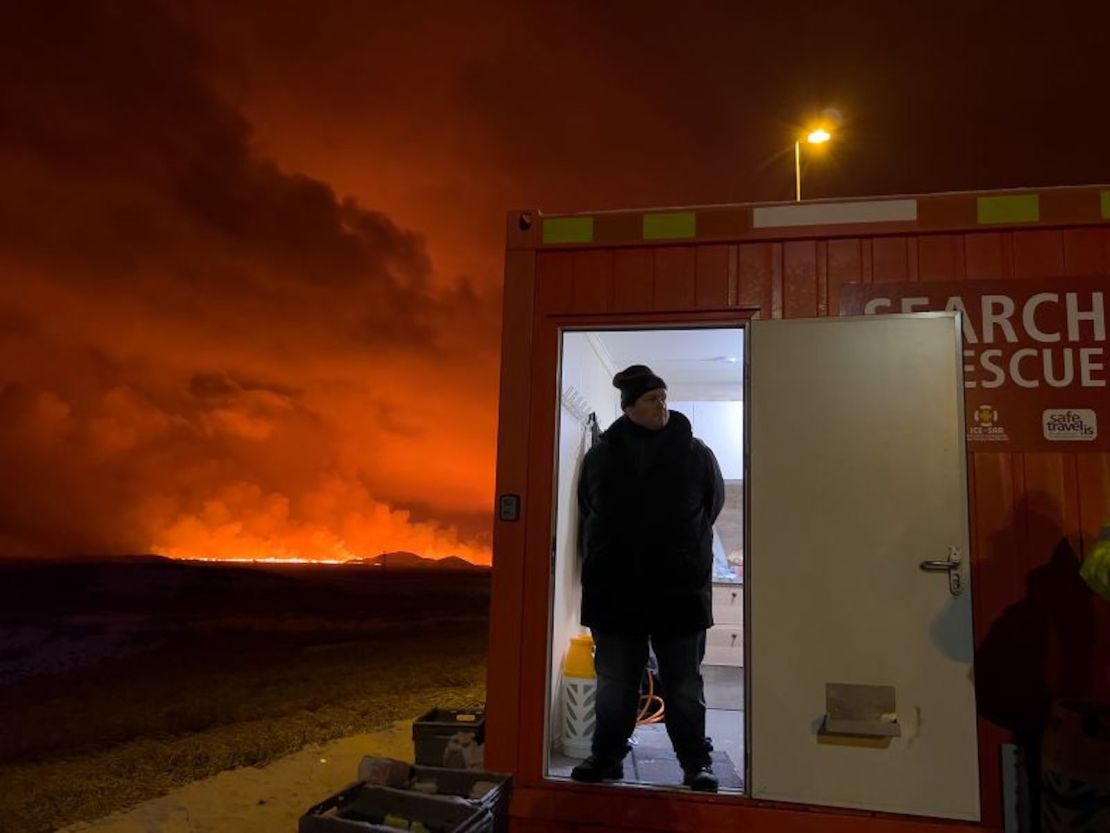 Un volcán entra en erupción en la península de Reykjanes, cerca de la central eléctrica, el 18 de diciembre de 2023 al norte de Grindavik, Islandia.