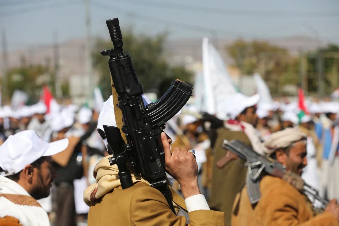 Combatientes hutíes marchan en apoyo de los palestinos en Gaza, en un desfile en Sana, Yemen, el 2 de diciembre de 2023.