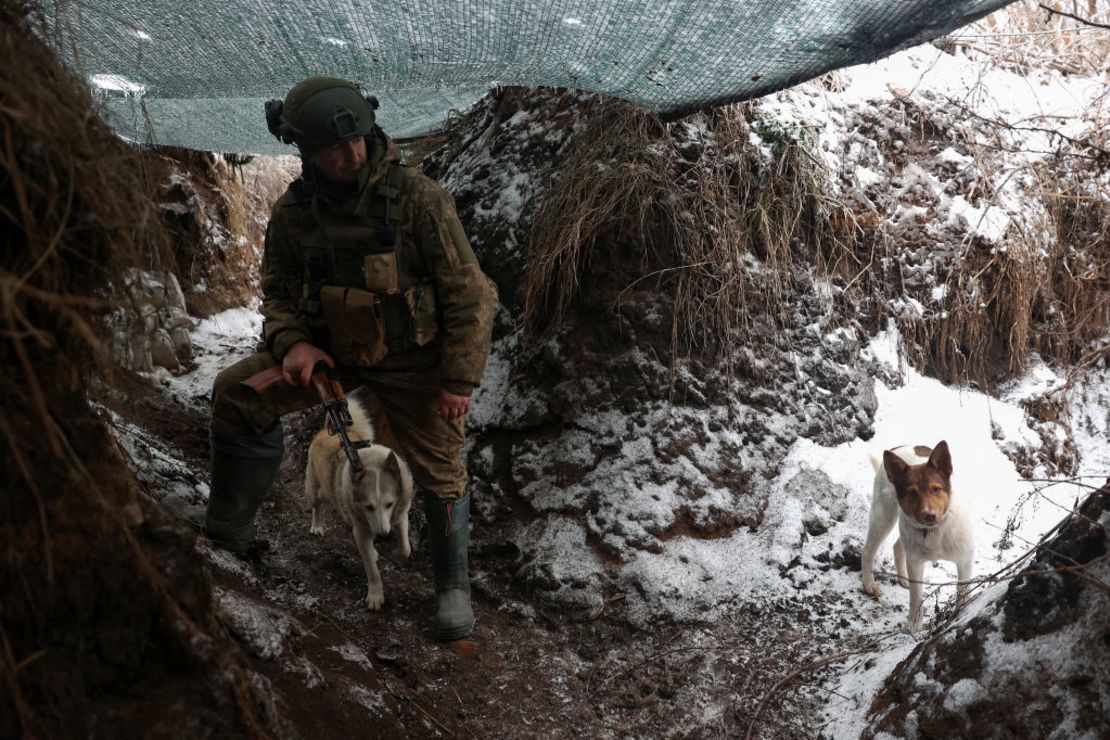 Un soldado ucraniano mantiene su posición con perros en Horlivka.