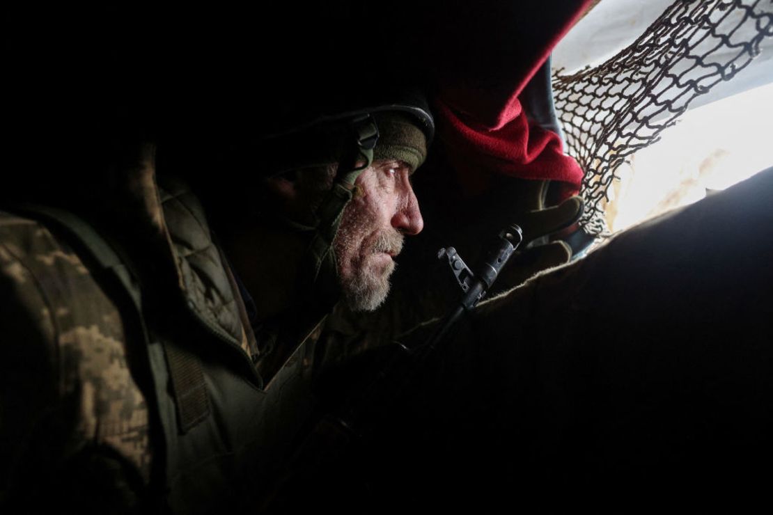 Un soldado ucraniano mantiene su posición en la línea del frente cerca de la ciudad ucraniana de Horlivka, en la región de Donetsk, ocupada por Rusia, el 14 de diciembre de 2023.