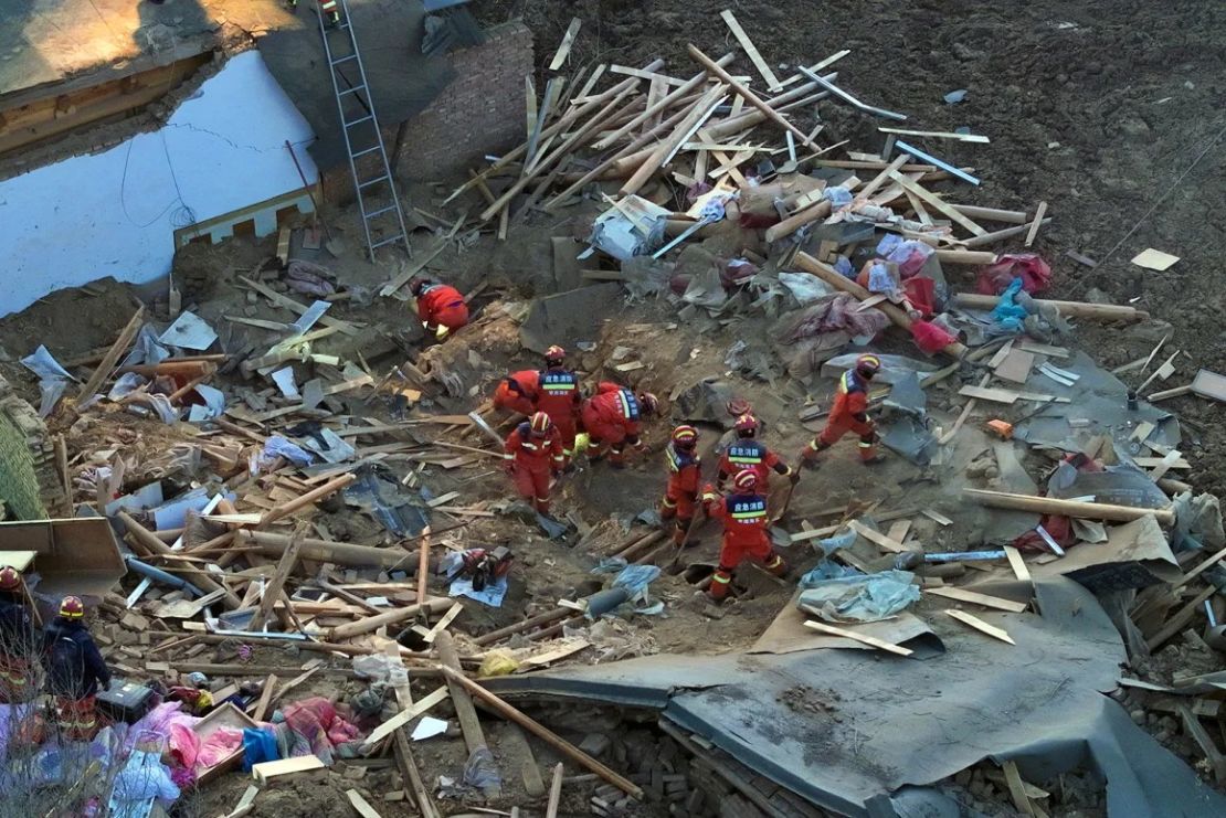 Rescatistas peinan una casa derrumbada en la ciudad de Haidong, provincia de Qinghai, el 19 de diciembre de 2023.