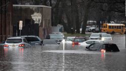 CNNE 1528380 - inundaciones por lluvias crean caos en partes de ee-uu-