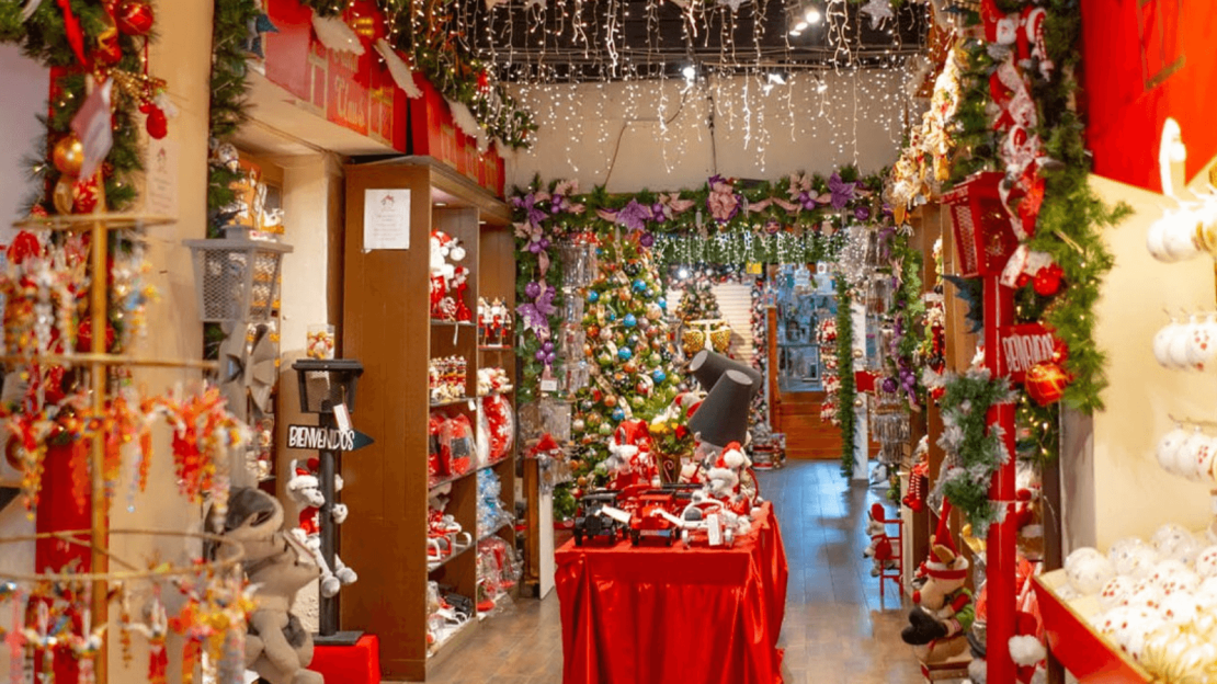 Interior de la tienda "La Casa de Santa Claus" en Tlalpujahua.