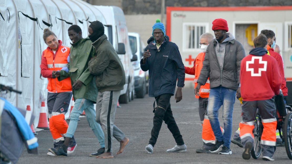 Migrantes parte de un grupo de 156 desembarcan en el puerto marítimo de La Restinga en la isla canaria de El Hierro, España, el 15 de diciembre de 2023.