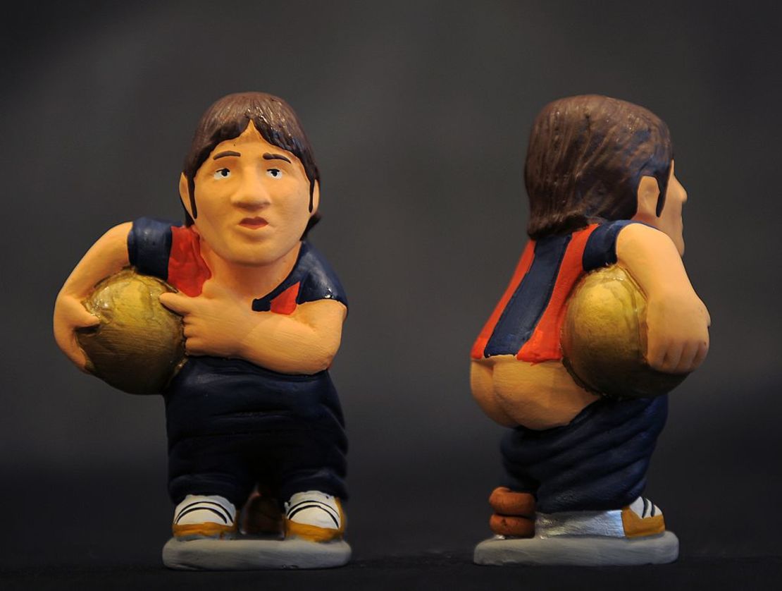 Este caganer de Leo Messi, con el equipo del Barcelona, data de 2010. Ahora, en tiendas en las áreas turísticas de la capital catalana, también se puede encontrar su versión con el rosado del Inter Miami.