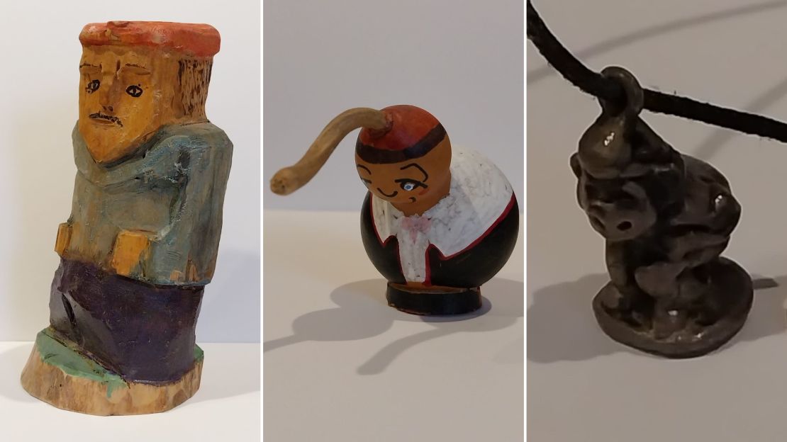 Marc-Ignasi cuenta con una colección de caganers que innovan no solo en los personajes sino en los materiales. Aquí se puede ver, de izquierda a derecha, uno de madera, uno hecho con una pequeña calabaza y otro de plata que se encuentra en un colgante.