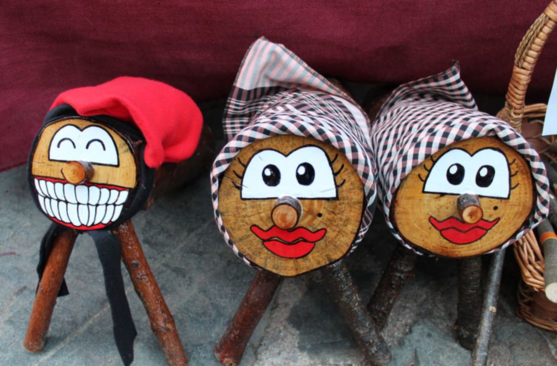 El tió de Nadal, cubierto con su frazada, preparado para dar regalos.