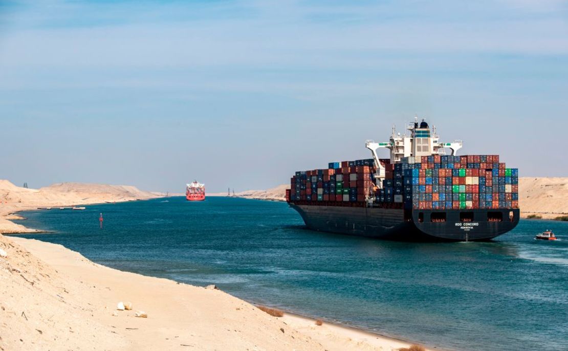 Esta fotografía, tomada el 17 de noviembre de 2019, muestra al portacontenedores RDO Concord, con bandera de Liberia, navegando por el canal de Suez.