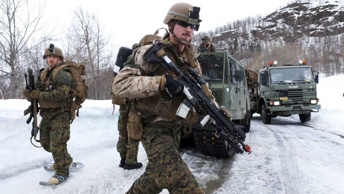 Infantes de marina estadounidenses participan en un ejercicio militar de la OTAN llamado "Cold Response 2022", en Noruega, el 24 de marzo de 2022.