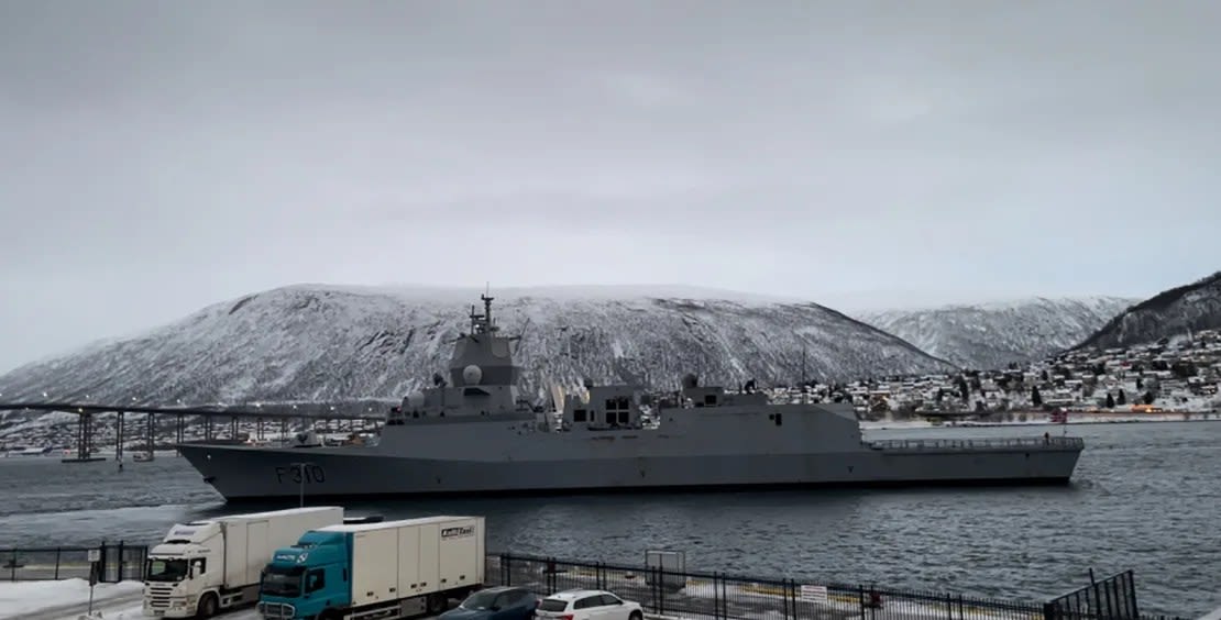 Una fragata de la Marina noruega en el puerto de Tromsø, en el extremo septentrional del país, captada por la columnista de opinión de CNN Frida Ghitis. Crédito: Frida Ghitis