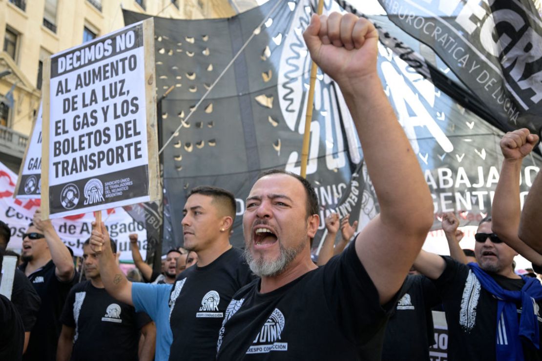 del Sindicato del Neumático, protestando contra el Gobierno de Javier Milei en Buenos Aires, el 20 de diciembre de 2023.