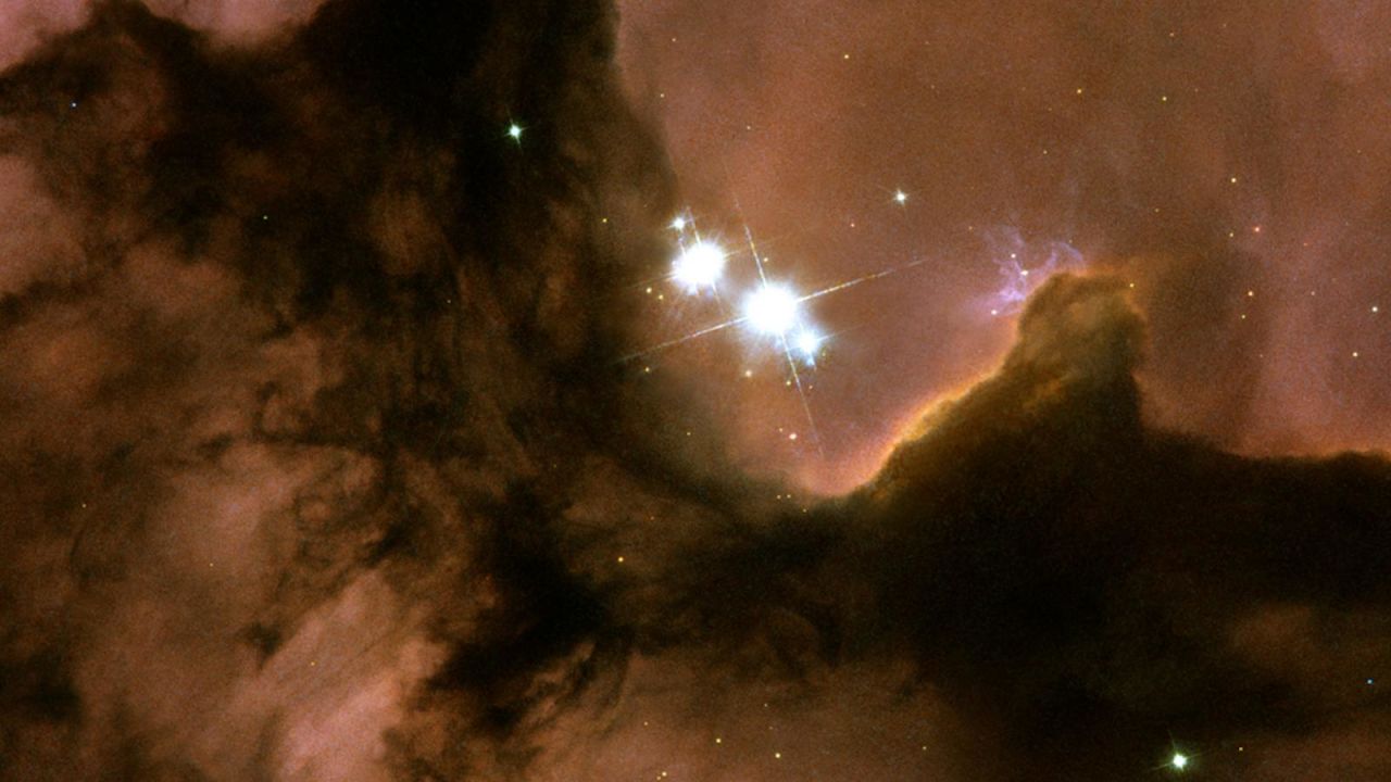 CNNE 1528861 - la nasa capturo el corazon de una nebulosa a 9-000 anos luz de la tierra